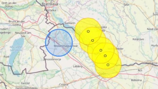 Localisation des 5 foyers signalés précédemment (4 en Slovaquie et 1 en Hongrie), avec les zones de restriction (en jaune) et le dernier foyer signalé par la Hongrie (en bleu). Source : Ministère espagnol de l'Agriculture, de la Pêche et de l'Alimentation.