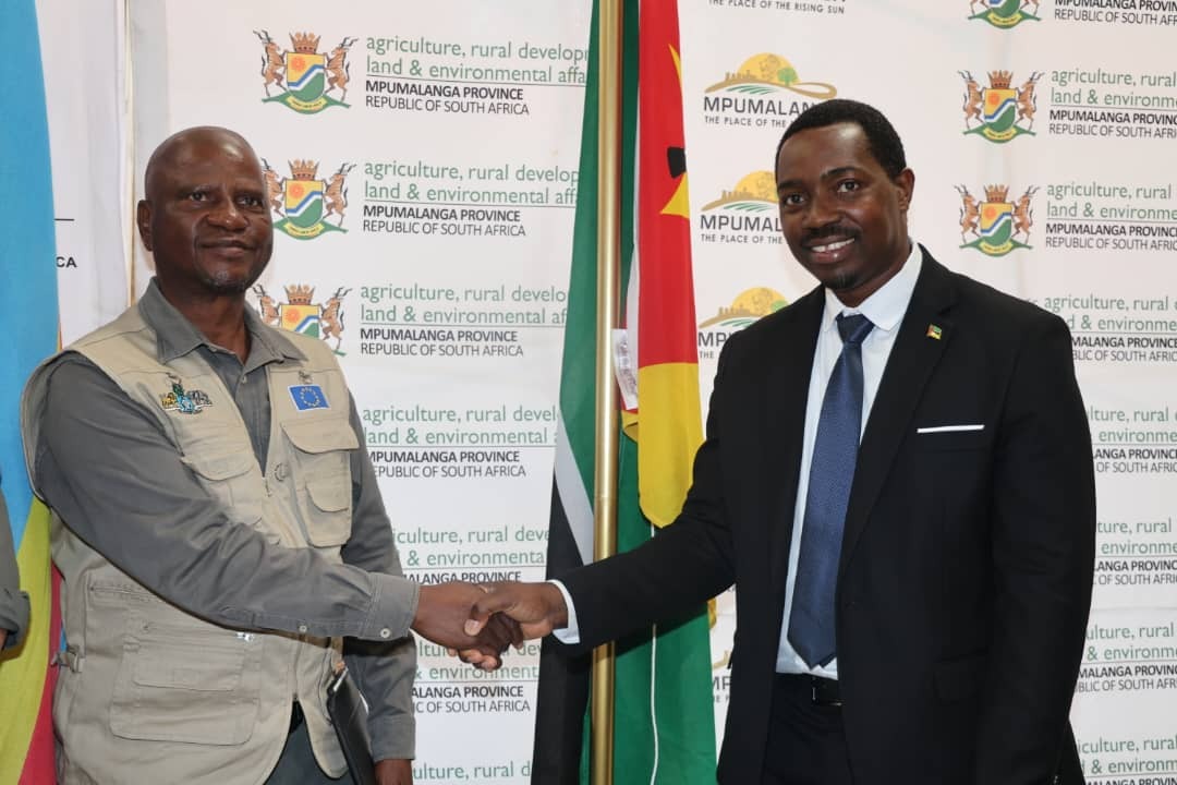 <p><em>Minister Tshawuka shakes hands with Mozambique’s Dr Abel Gonçalo Chilundo. </em>Photocredit: agribusinessmedia</p>