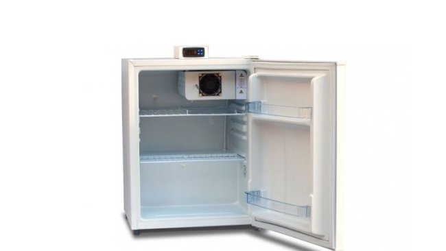Figure 1: Unité de stockage avec affichage de la température extérieur et étagères ouvertes (grille) pour permettre la circulation de l'air.