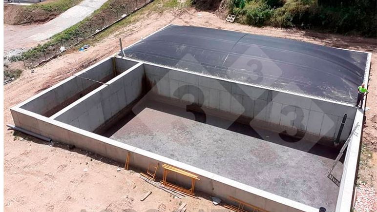 Imagen 1: Vista a&eacute;rea de la estructura de cuerdas existente bajo la lona de propileno. Imagen 2: Vista a&eacute;rea de la planta de biog&aacute;s la cual consta de una zona de recepci&oacute;n de los purines frescos, zona de digesti&oacute;n anaerobia y zona de almacenaje del digerido.
