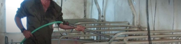 Si se dispone de una manguera en cada sala de partos, suplementar agua varias veces al día es un proceso sencillo