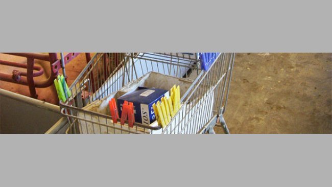 Las pinzas utilizadas son transportadas en un carro con parte del material diario necesario
