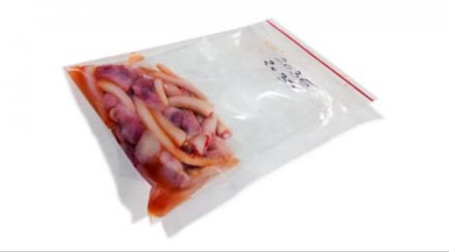 Colas y testículos en una bolsa Ziplock