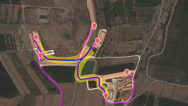 Imagen 3. Flujo de tráfico actual. El camión interno se ha representado en azul y el externo en lila. El resaltado amarillo representa la zona de riesgo de contaminación cruzada.