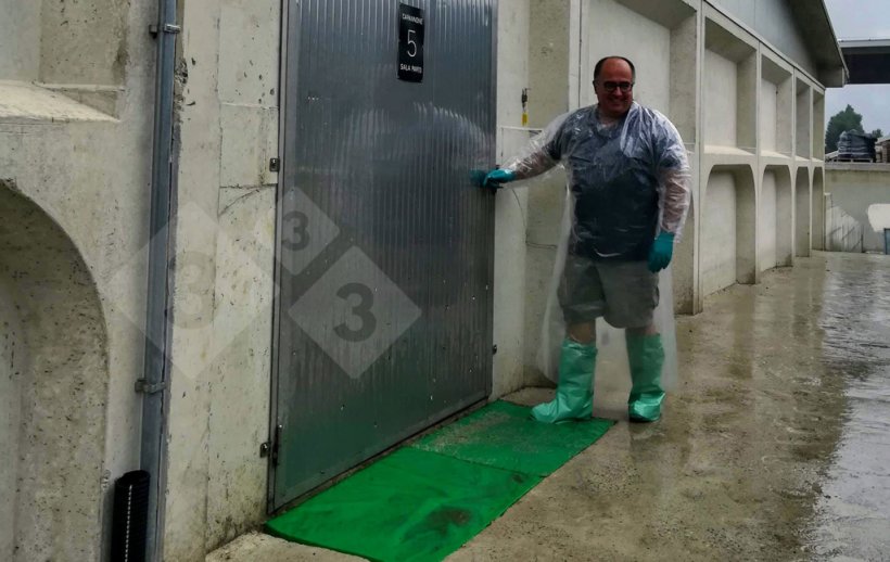 Figura 11.Entrada de um dos galp&otilde;es da maternidade.
