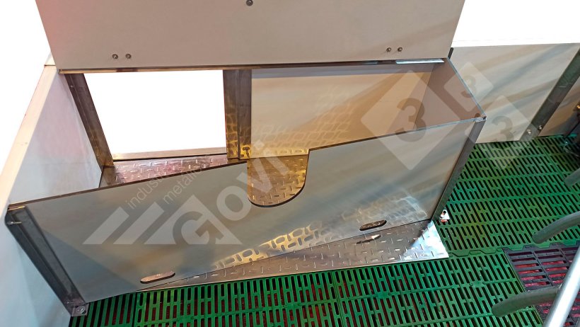 Figura 2. Escamoteador com a porta aberta para permitir o acesso dos leit&otilde;es a leitegada&nbsp;adjacente.
