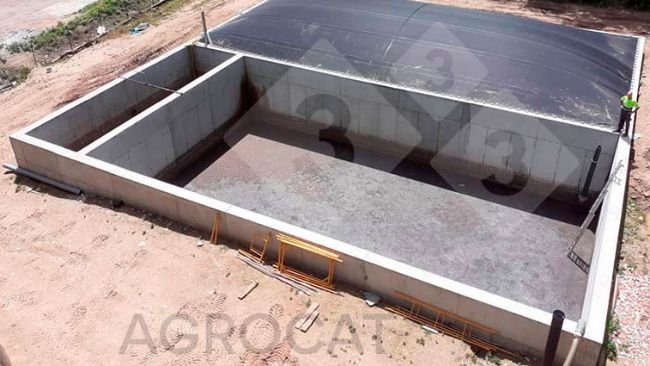 Imagem 1: Vista aérea da estrutura de existente sob a lona de polipropileno. Imagem 2: Vista aérea da planta de biogás, que consiste em uma área de recepção de dejetos frescos, uma área de digestão anaeróbica e uma área de armazenamento de digerido.