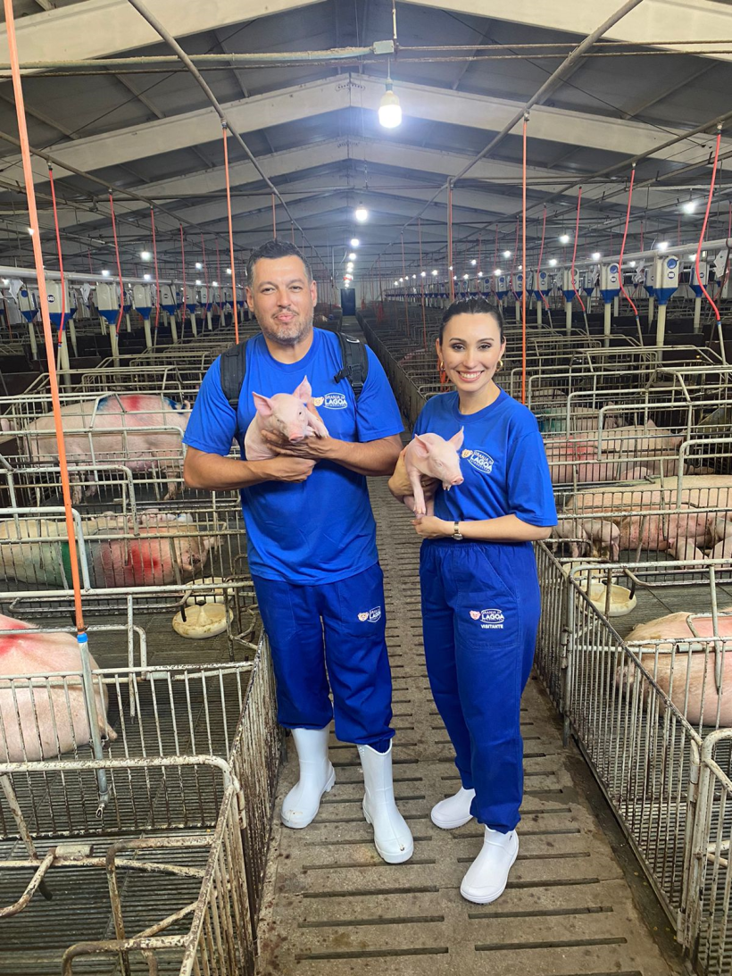 Eveline Poncio rep&oacute;rter e apresentadora da NSC TV e o rep&oacute;rter cinematogr&aacute;fico&nbsp;Renato Soder. Granja da Lagoa, S&atilde;o Jo&atilde;o do Oeste - SC. Propriet&aacute;ria M&aacute;rcia Stuelp.&nbsp;
