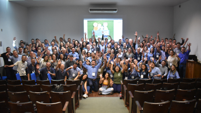 Foto 3: Participantes do Swine Day UFRGS 2022 no t&eacute;rmino do evento.
