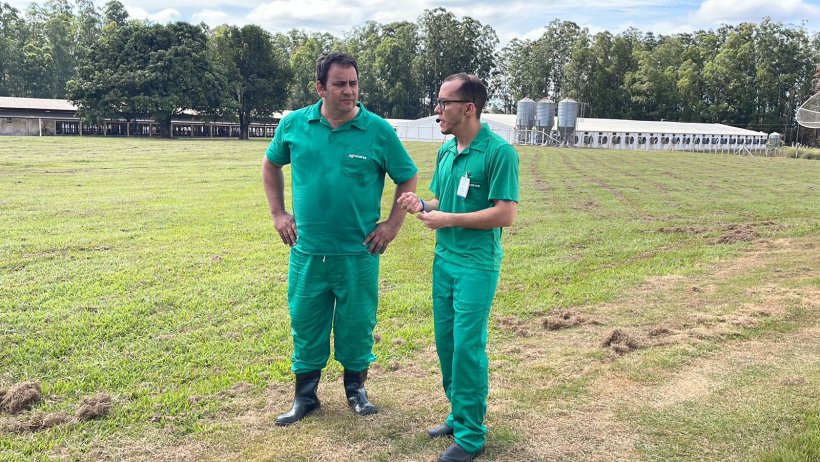 Imagem 5: Felipe Alves, nutricionista e consultor de su&iacute;nos da Agroceres Multimix&nbsp;e Marcelo Silva, gerente da granja Para&iacute;so.&nbsp;
