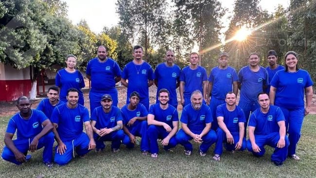 Figura 2: visita direcionada – excursão entre as granjas, visita conduzida pelos técnicos em extensão rural representantes da agroindústria local. Arquivo pessoal da autora. 