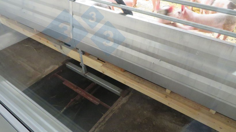 Sistema de raspadores no fundo das baias que retiram o dejeto dos galp&otilde;es.
