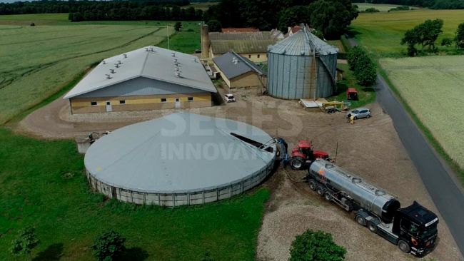 A acidifica&ccedil;&atilde;o em baixa dose para reduzir as emiss&otilde;es de metano nas instala&ccedil;&otilde;es de armazenamento deve ser realizada no final da primavera. Atualmente, ela &eacute; feita com a adi&ccedil;&atilde;o de &aacute;cido sulf&uacute;rico (96%) durante uma mistura intensa. Foto: S&oslash;s Lindeborg Pedersen, SEGES Innovation.
