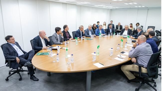 Reunião com a presença do presidente da CNA, João Martins, e diretores.