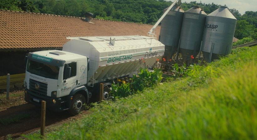 Caminh&atilde;o movido a Biometano entregando ra&ccedil;&atilde;o
