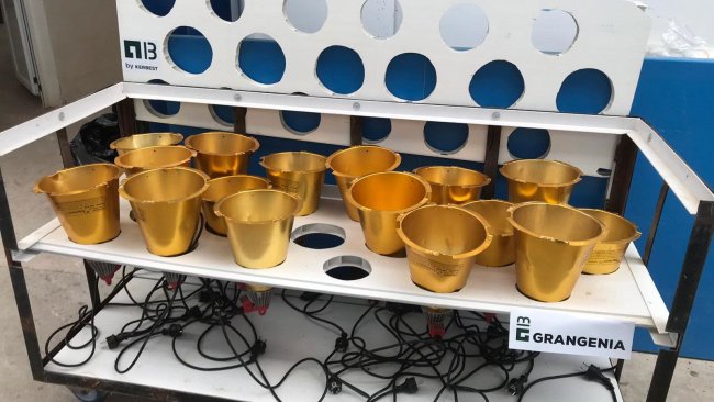 Foto 1: Carro desenhado para a secagem e armazenamento de suportes de lâmpadas de aquecimento das maternidades (foto cortesia da Grangenia)