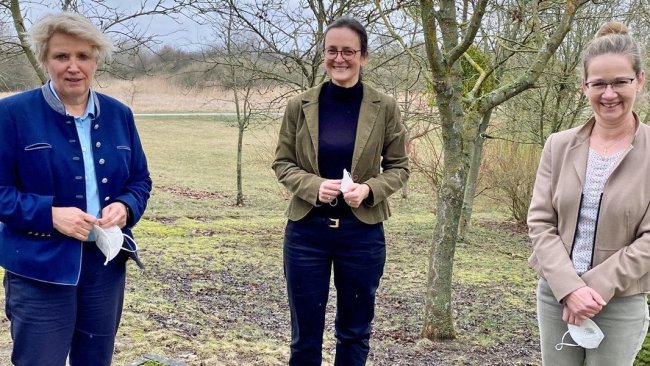 Landrätin Karina Dörk, Verbraucherschutzstaatssekretärin Anna Heyer-Stuffer und Umweltstaatssekretärin Anja Boudon (v.l.n.r.) bei dem gemeinsamen Treffen in Angermünde. Quelle: MSGIV.