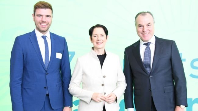 Das Foto zeigt Ministerin Silke Gorißen mit Max und Clemens Tönnies.