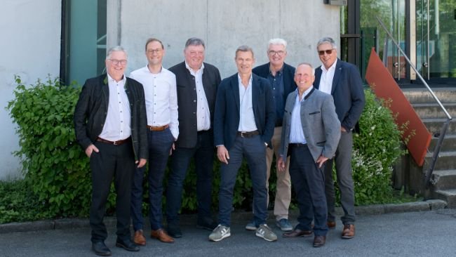 v.l.n.r. Friedhelm Dickow, Aufsichtsratsvorsitzender EG; Hagen Specht, Geschäftsführer Schlachthöfe und Vorstand EG; Erwin Hochecker, Vorstandsvorsitzender EG; Norbert & Gernot Marcher, Norbert Marcher GmbH; Willi Wittmann, stellvertretender Vorstandsvorsitzender EG; Siegfried Ederer, Vorstand ehrenamtlich EG.
