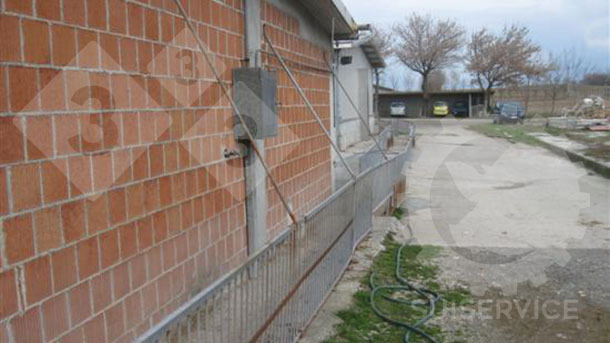 Se il corridoio non ha bisogno di essere mobile, un'altra opzione &egrave; quella di fissare i lati al muro con un tirante.
