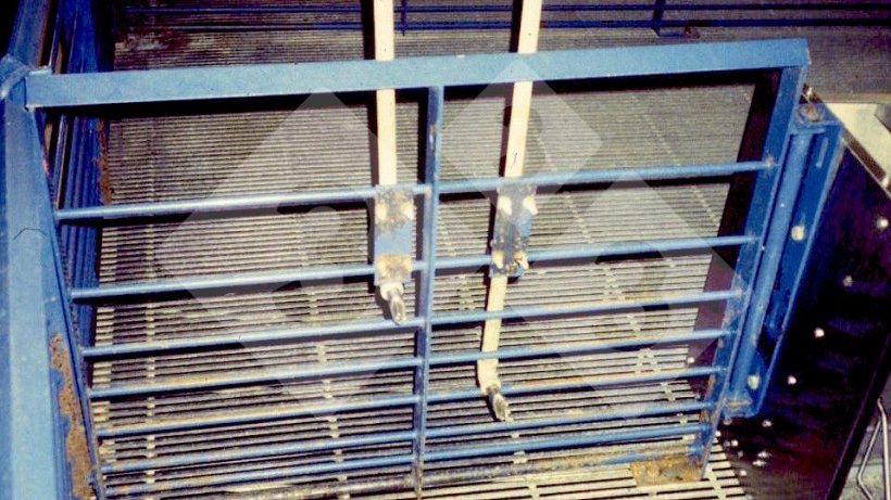 Figura 10. Regolazione dell'altezza dell'abbeveratoio.
