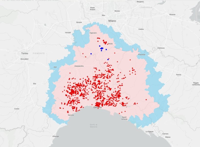 Le aree blu corrispondono alla Zona di Restrizioni I, in rosa le Zone di Restrizioni II. Segnalato i rosso i casi di positività: come triangolo i casi nel domestico, sfera i casi nei cinghiali.