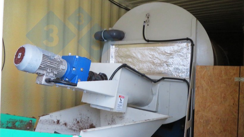 Tamburo di compostaggio per una parte del letame del capannone, mescolato con letame di cavallo per bilanciare la materia prima da compostare.
