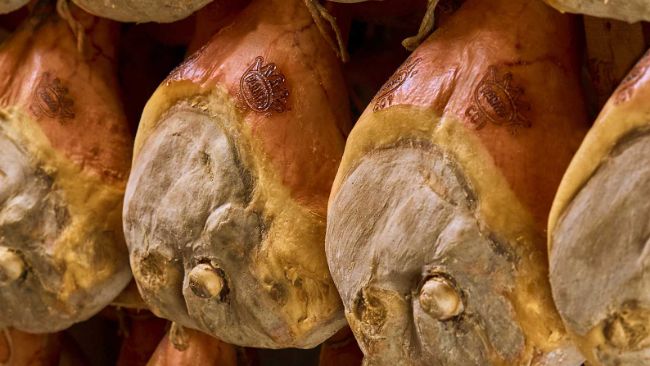 Verifica delle qualit&agrave; delle carcasse e dei prosciutti stagionati.
