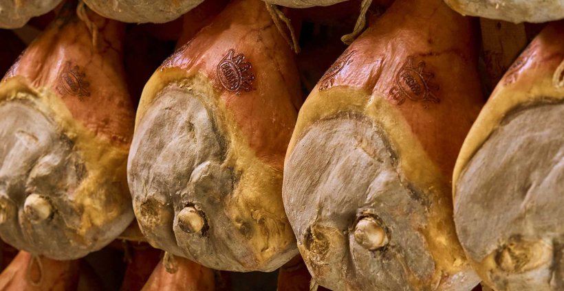 Verifica delle qualit&agrave; delle carcasse e dei prosciutti stagionati.
