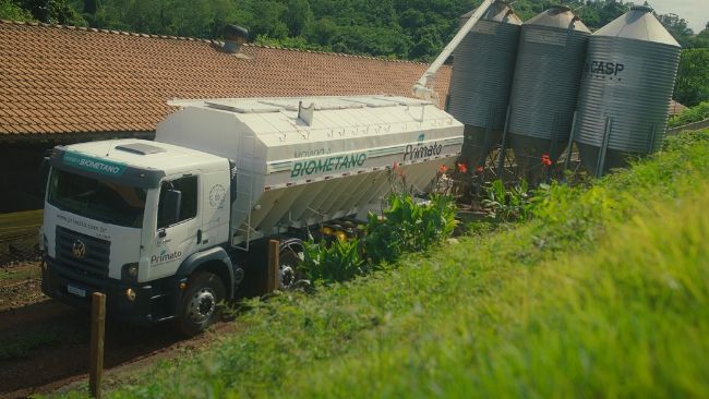Camion per la consegna di mangimi alimentato a biometano prodotto nell'impianto di biogas all'interno del progetto Su&iacute;no Verde.
