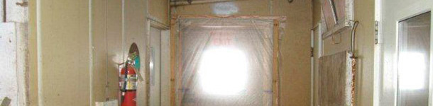 Esempio di porta sigillata che previene l'entrata d'aria non desiderata e di conseguenza anche il movimento non desiderato del personale tra la zona pulita all'interno dell'allevamento e zona sporca esterno dell'allevamento.
