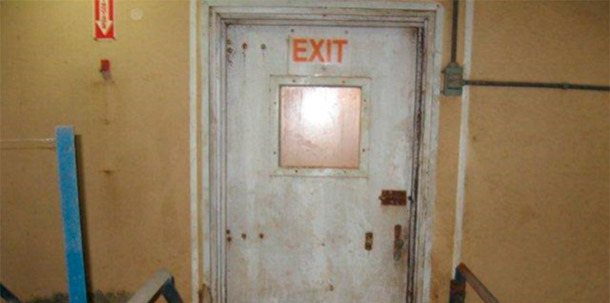 Porta senza protezione che comunica l'interno con l'esterno dell'allevamento.
