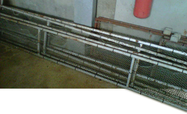 sponde rivestite con rete metallica legata con le fascette