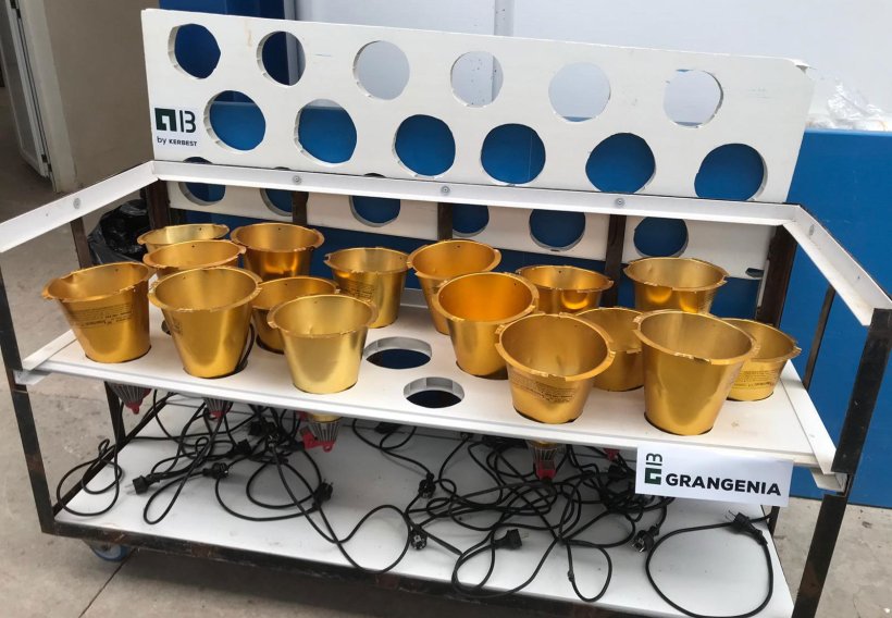 Foto 1: Carrello progettato per l'asciugatura e lo stoccaggio delle lampade di calore delle sale parto (foto cortesia di&nbsp;Grangenia)
