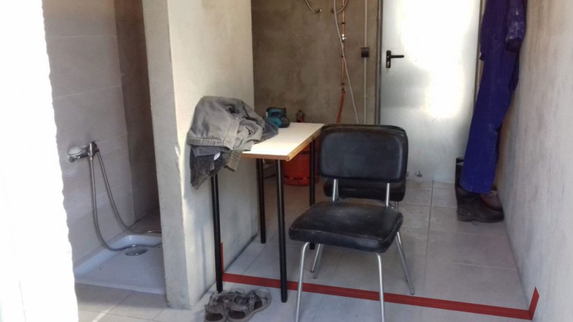 Foto 2. Segregazione delle zone con una linea rossa in un allevamento d'ingrasso. Foto cortesia di&nbsp;Mario Vallverdu
