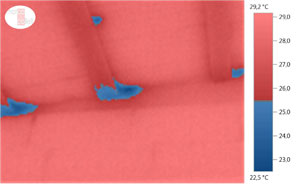 Imagen termográfica (escalado con valores límite) de fachada y cubierta interior en sala de transición (invierno).