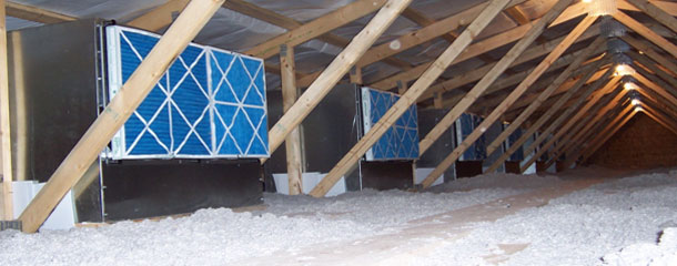 Imagen del ático con cajas de filtros de una granja de madres adaptada al sistema de filtración del aire.