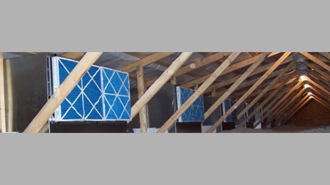 Imagen del ático con cajas de filtros de una granja de madres adaptada al sistema de filtración del aire.