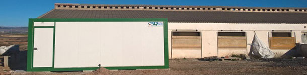 Puede ser una caseta prefabricada de las que se utilizan en las obras con la entrada por un lado y la salida por otro