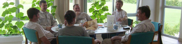 Reunión diaria a la hora del almuerzo para hablar de lo que tenemos hoy en la granja