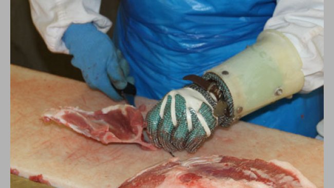 Manipulación de carne en una sala de despiece