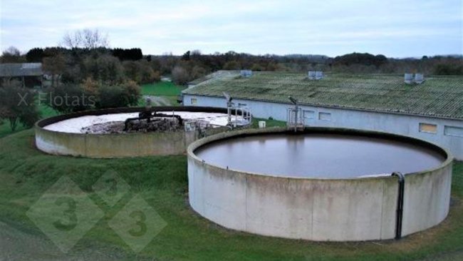 Figura 2. Imagen de una instalación de eliminación biológica de nitrógeno mediante NDN en una granja porcina. En primer plano la balsa/reactor de desnitrificación y detrás la de nitrificación, donde se aprecia el sistema de aireación.