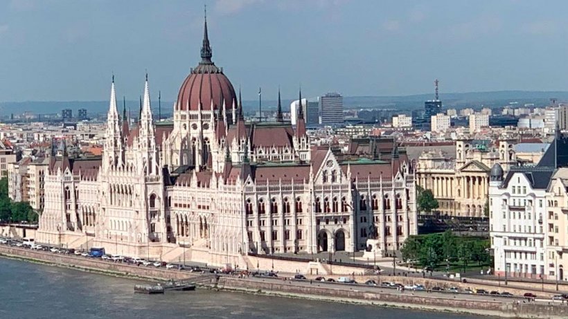 Parlamento de Budapest en el margen del Danubio.
