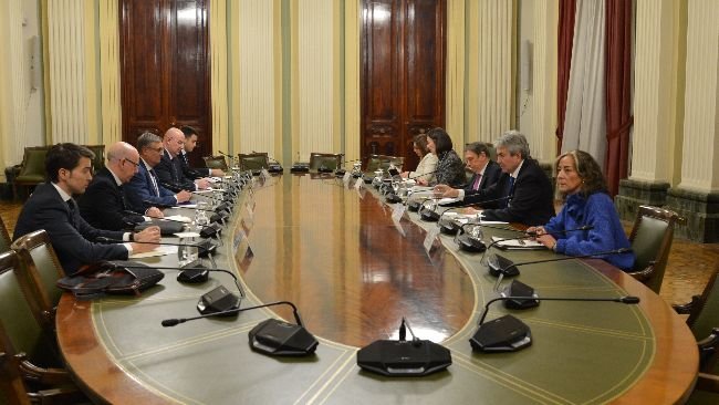 El ministro de Agricultura, Luis Planas, reunido con representantes del sector porcino para abordar la peste porcina africana.