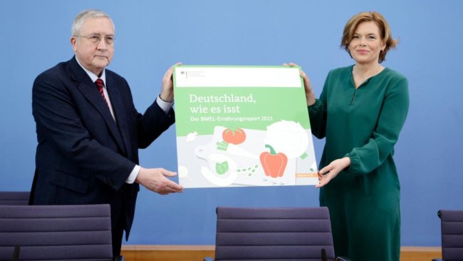 La ministra federal Julia Klöckner y el profesor Manfred Güllner (Forsa) en la presentación del Informe de Nutrición 2021 del BMEL el 19 de mayo de 2021 en Berlin. Fuente: BMEL.