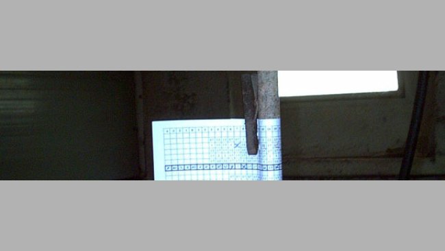 Control de la alimentación a mano con tabla enrollada en el tubo de agua