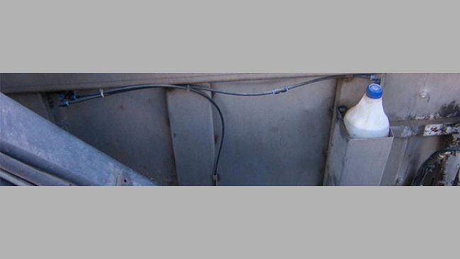 Evitar la captura de moscas por los transportes de cadáveres es difícil, por no decir imposible, pero el uso de insecticidas en el interior del contenedor una vez que éste está cerrado las eliminaría