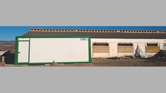 Puede ser una caseta prefabricada de las que se utilizan en las obras con la entrada por un lado y la salida por otro