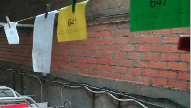 Sala de partos con las tarjetas en diferentes colores

