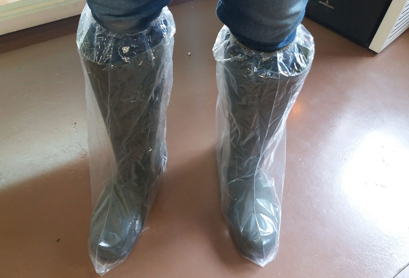 Las botas de plástico ayudan a prevenir la contaminación cruzada a través del calzado